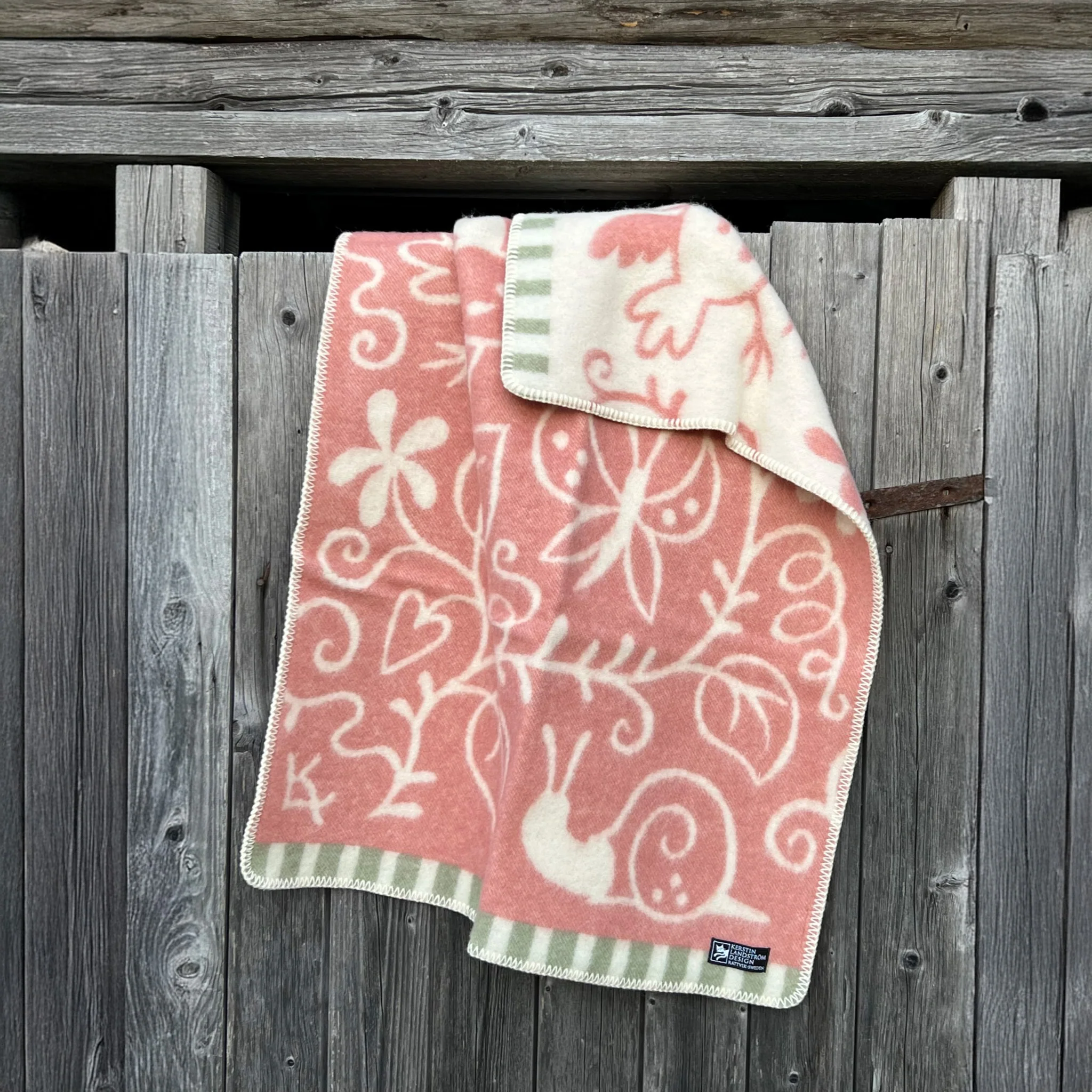 Barnfilt LILLA SNIGEL ROSA – KERSTIN LANDSTRÖM DESIGN